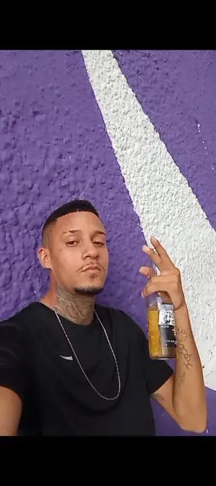 Richard, acompanhante em Virtual, Virtual
