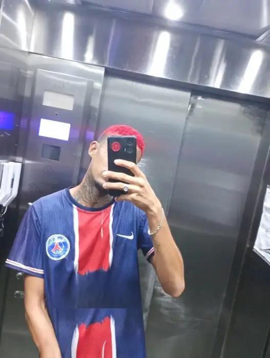 Richard, acompanhante em Virtual, Virtual