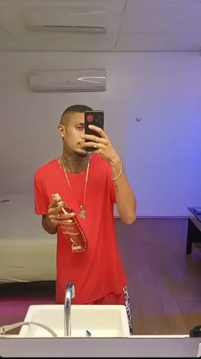 Richard, acompanhante em Virtual, Virtual