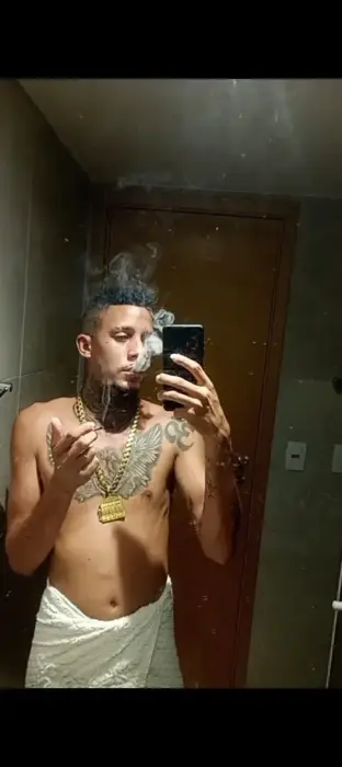 Richard, acompanhante em Virtual, Virtual